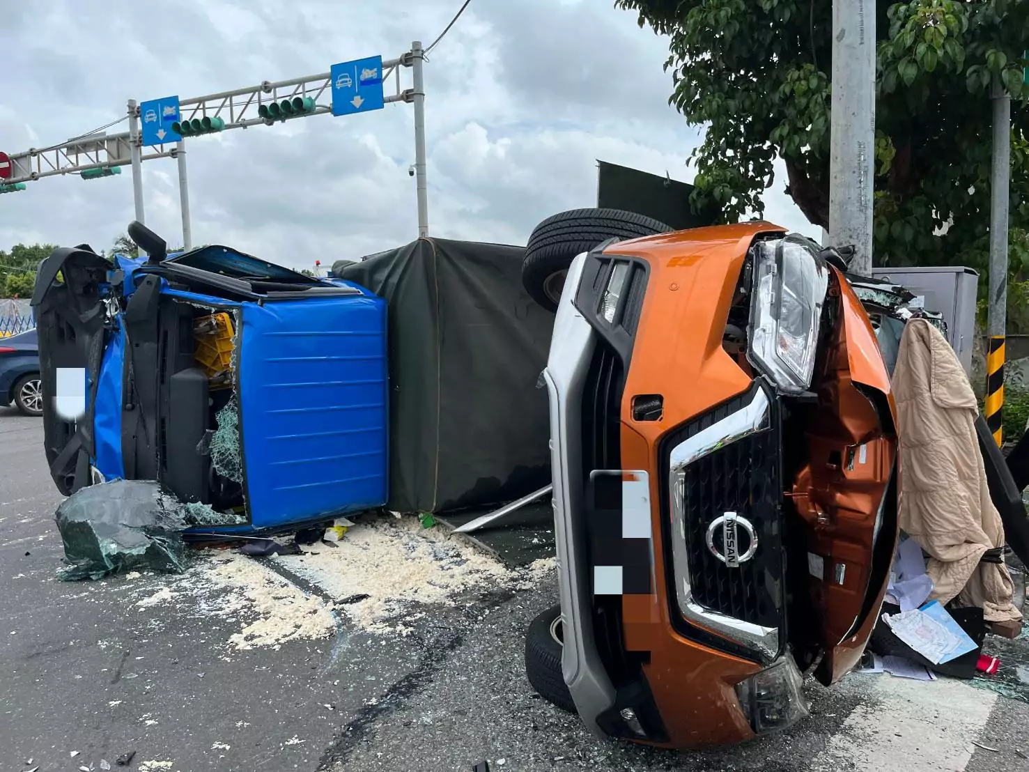 【有片】轎車闖紅燈釀禍!碰撞小貨車雙雙翻覆 女駕駛疑骨折緊急送醫 【有片】轎車闖紅燈釀禍!碰撞小貨車雙雙翻覆 女駕駛疑骨折緊急送醫