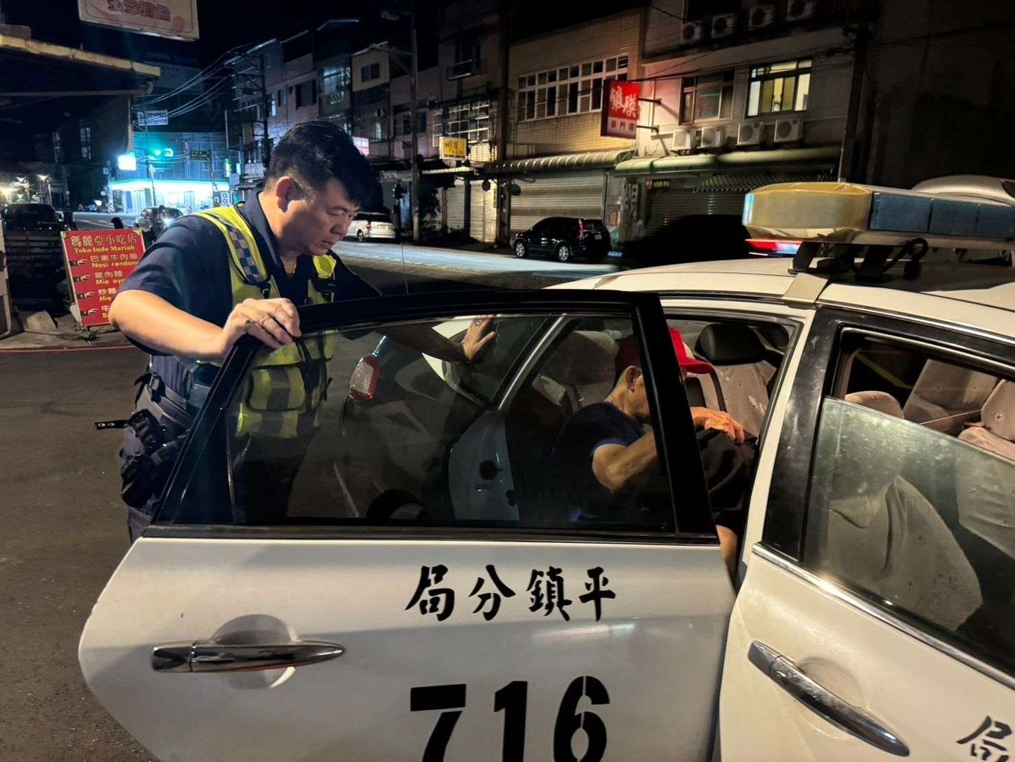 鼻酸!7旬失智翁忘記老伴過世 深夜偷溜出門找人 410224 0