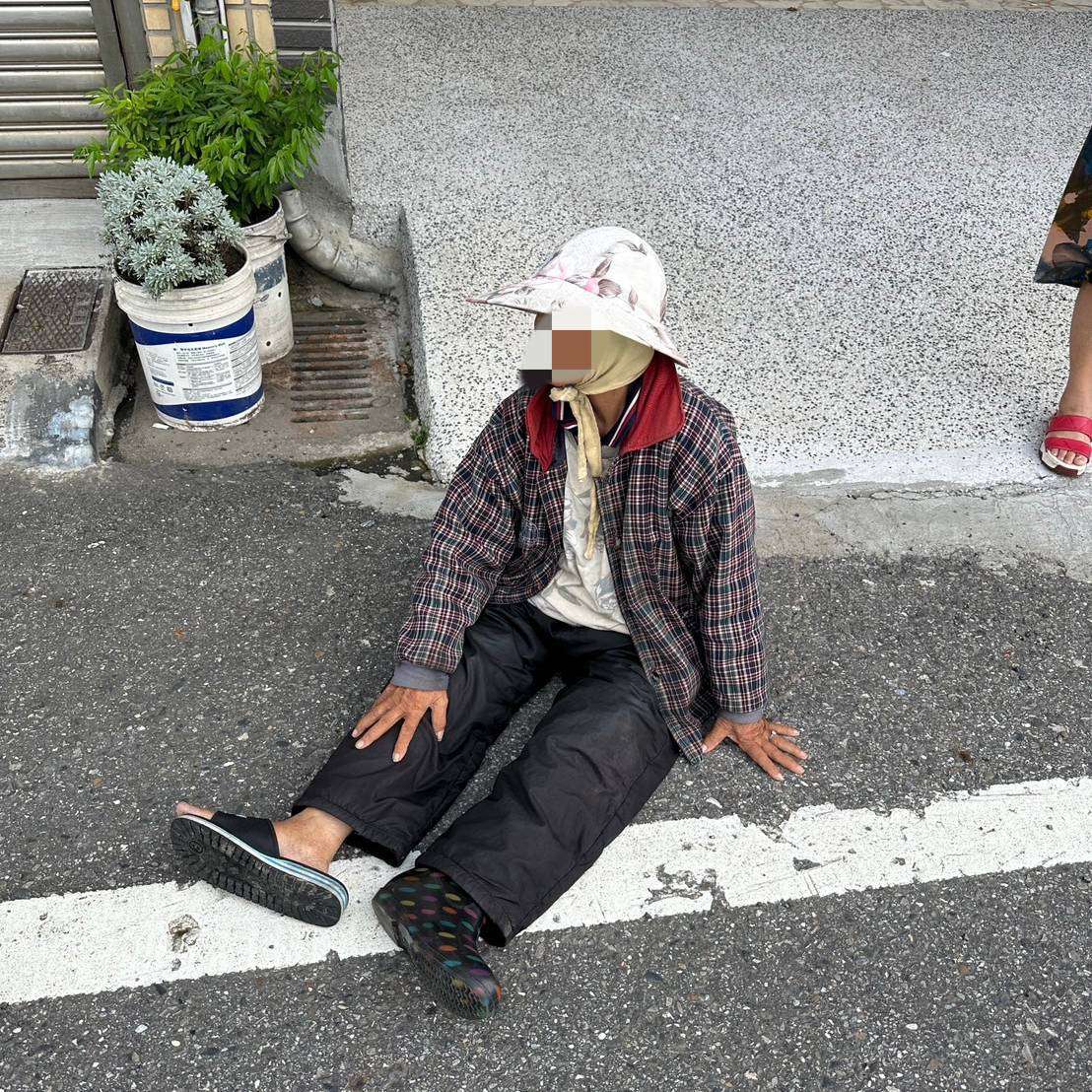 婦外出迷途呆坐路旁 大園警民合作靠「這招」助團圓 411119 0