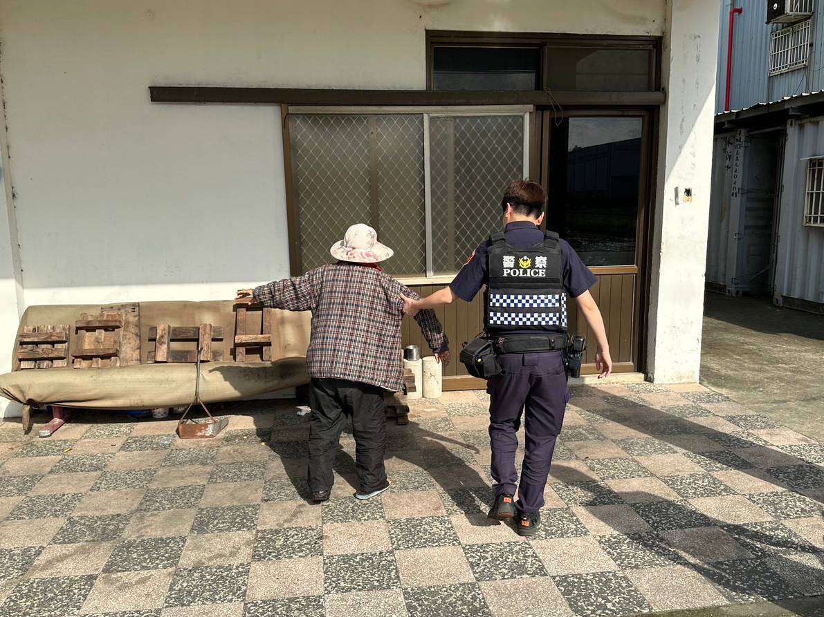 婦外出迷途呆坐路旁 大園警民合作靠「這招」助團圓 411122 0