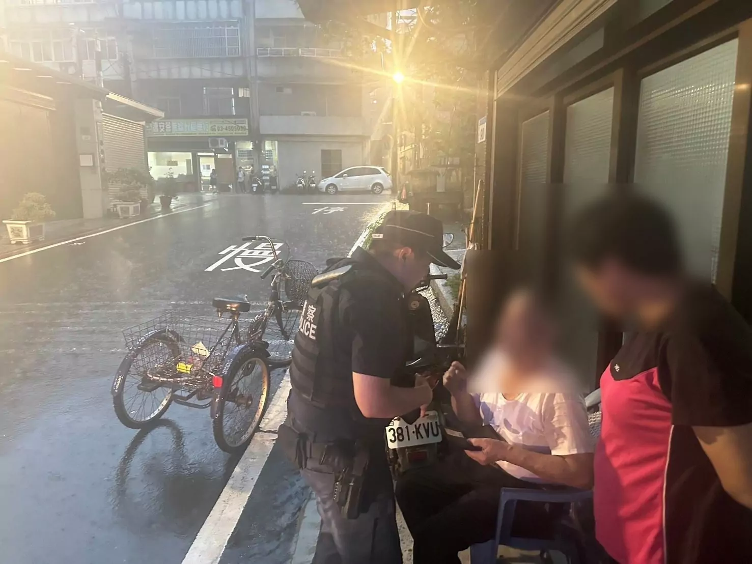 失智翁忘了回家的路 平警及時伸援 失智翁忘了回家的路 平警及時伸援