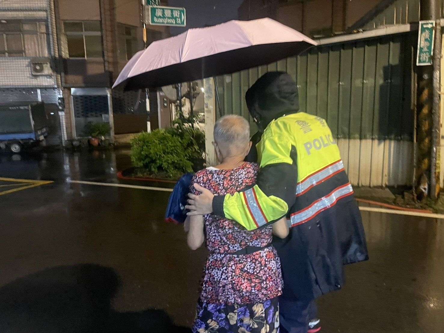外出散步忘記回家路 平警暖心助婦團圓 420351 0