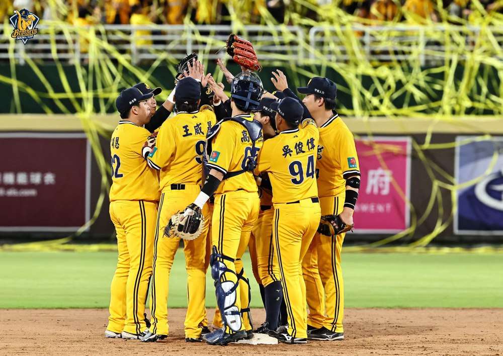 桃園球場現「黃海」 中信兄弟奪下半季冠軍 461515544 1555442555079128 4877748191635842716 n