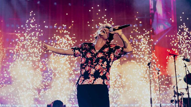 火星人布魯諾抵台開唱吸引逾10萬人朝聖!大秀中文嗨喊「這句話」