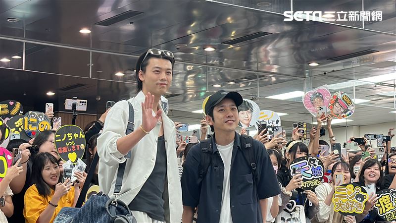 二宮和也、竹內涼真來台 800位粉絲熱情接機