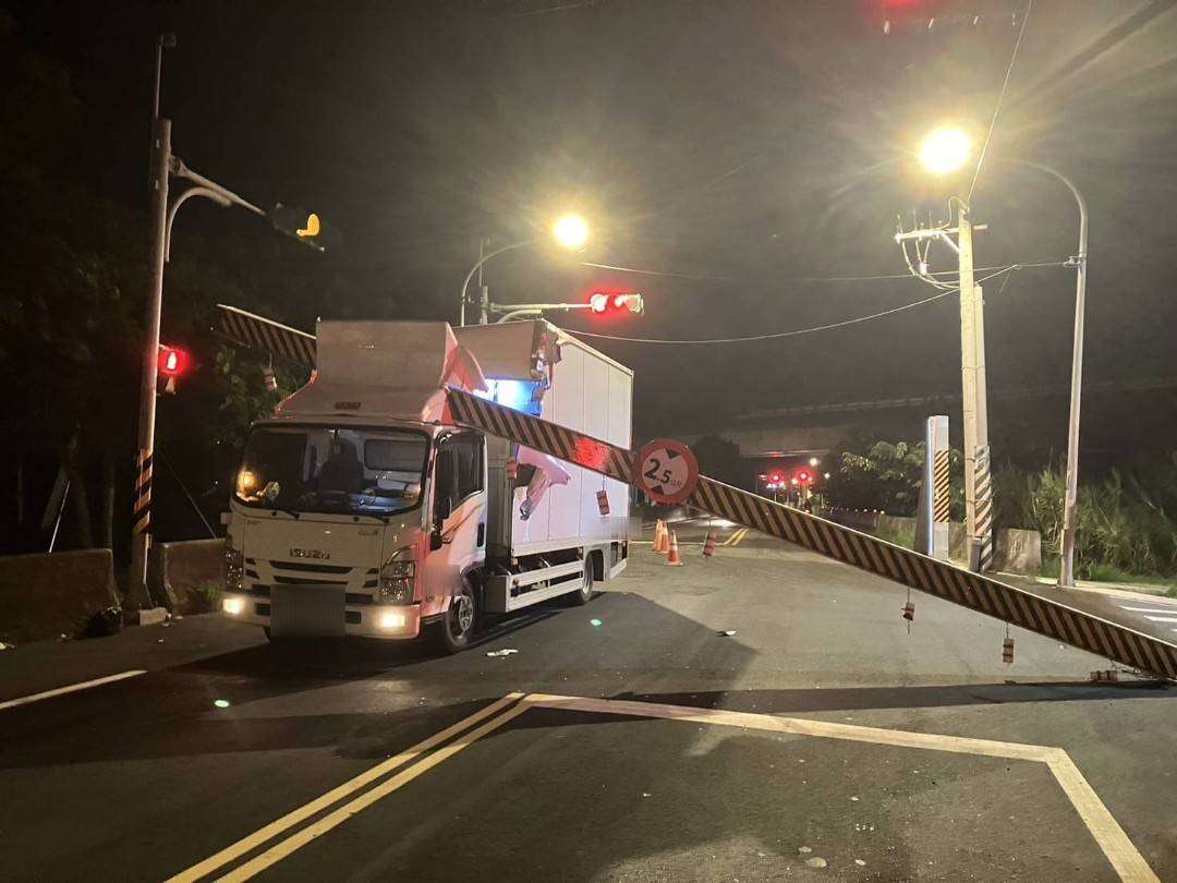 限高架又遭撞!大貨車看導航未注意 困路中動彈不得 499627