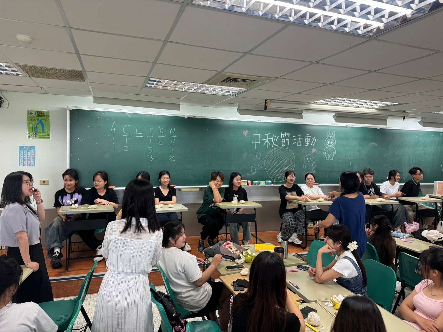 開南大學舉辦中秋節活動 外籍生彩繪柚子探索中華文化 5