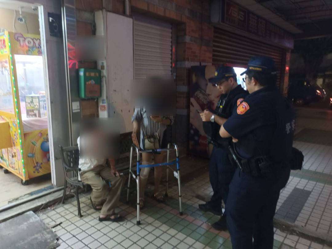 聚餐喝太多!7旬翁泥醉睡路旁 蘆竹警暖心伸援 506013