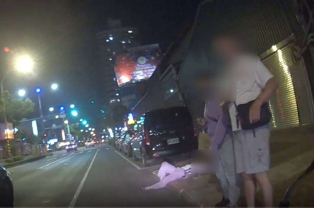 聚餐喝太多!7旬翁泥醉睡路旁 蘆竹警暖心伸援 506621