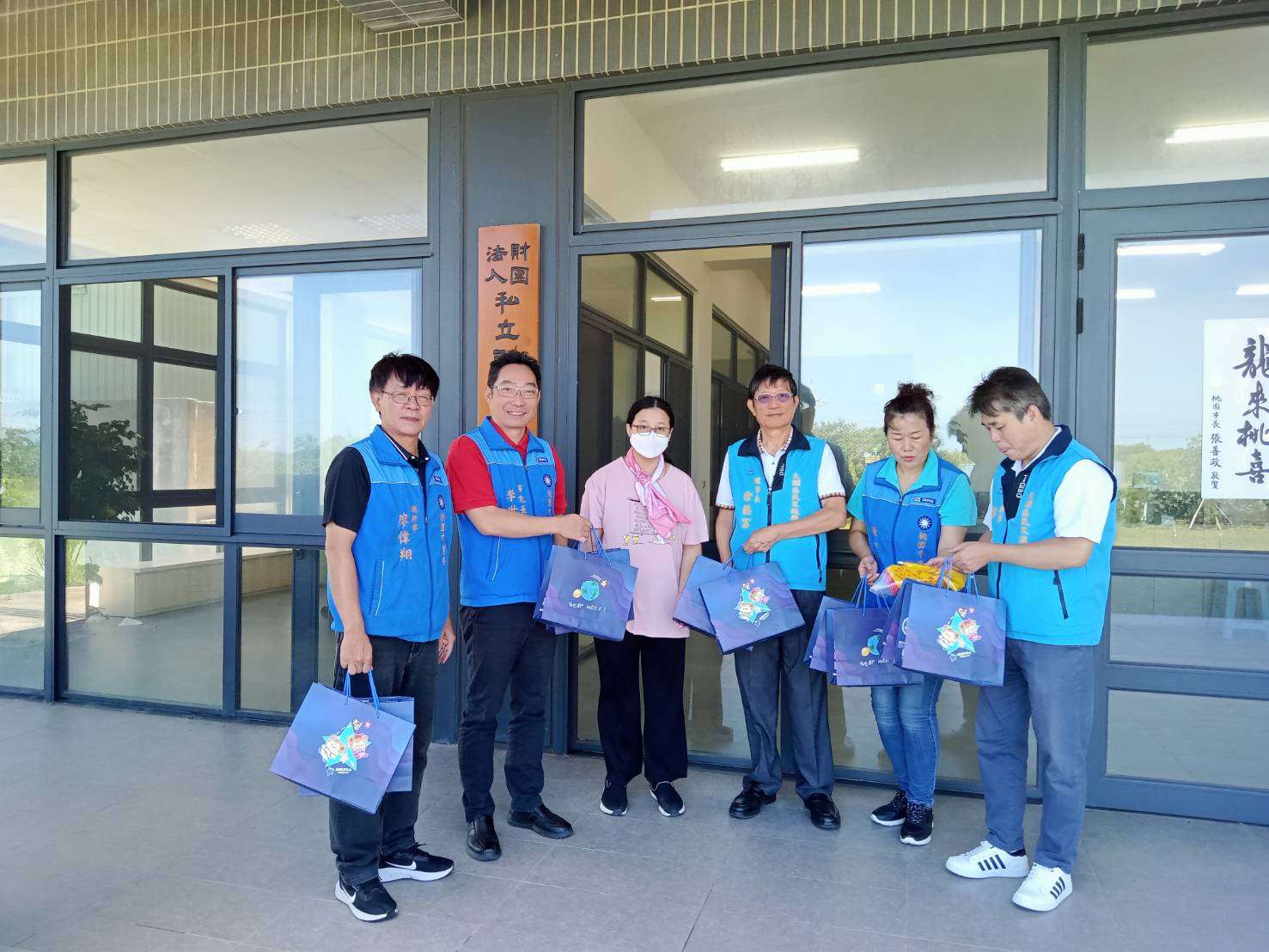 國民黨桃市黨部中秋前夕送暖 贈月餅予身障機構 532360