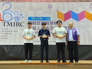 AI電腦鼠暨智慧輪型機器人競賽圓滿落幕 龍華科大奪2金1銀1銅