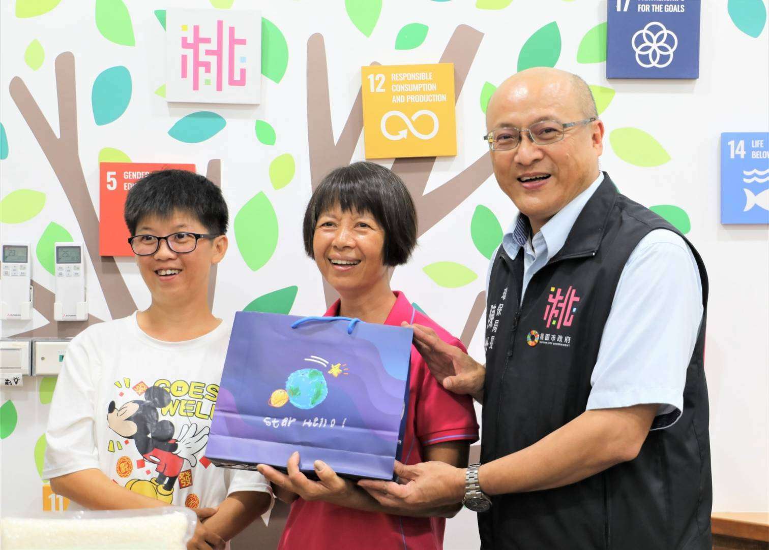 桃環局攜手企業關懷資收個體戶 中秋前夕贈送愛心物資 580242 0