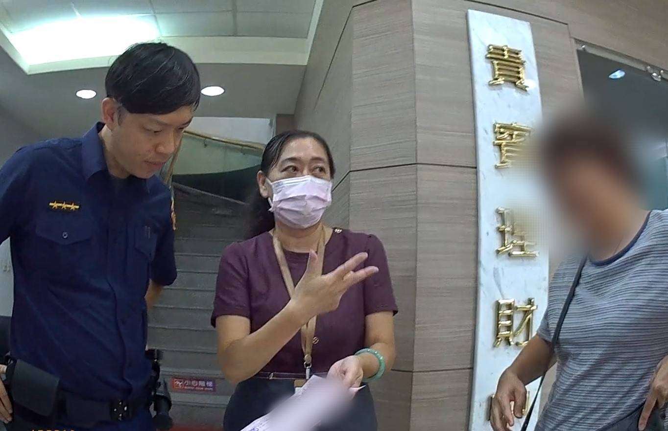 女子險遭詐騙50萬 八德警聯手行員揭穿假投資陷阱 663274 0