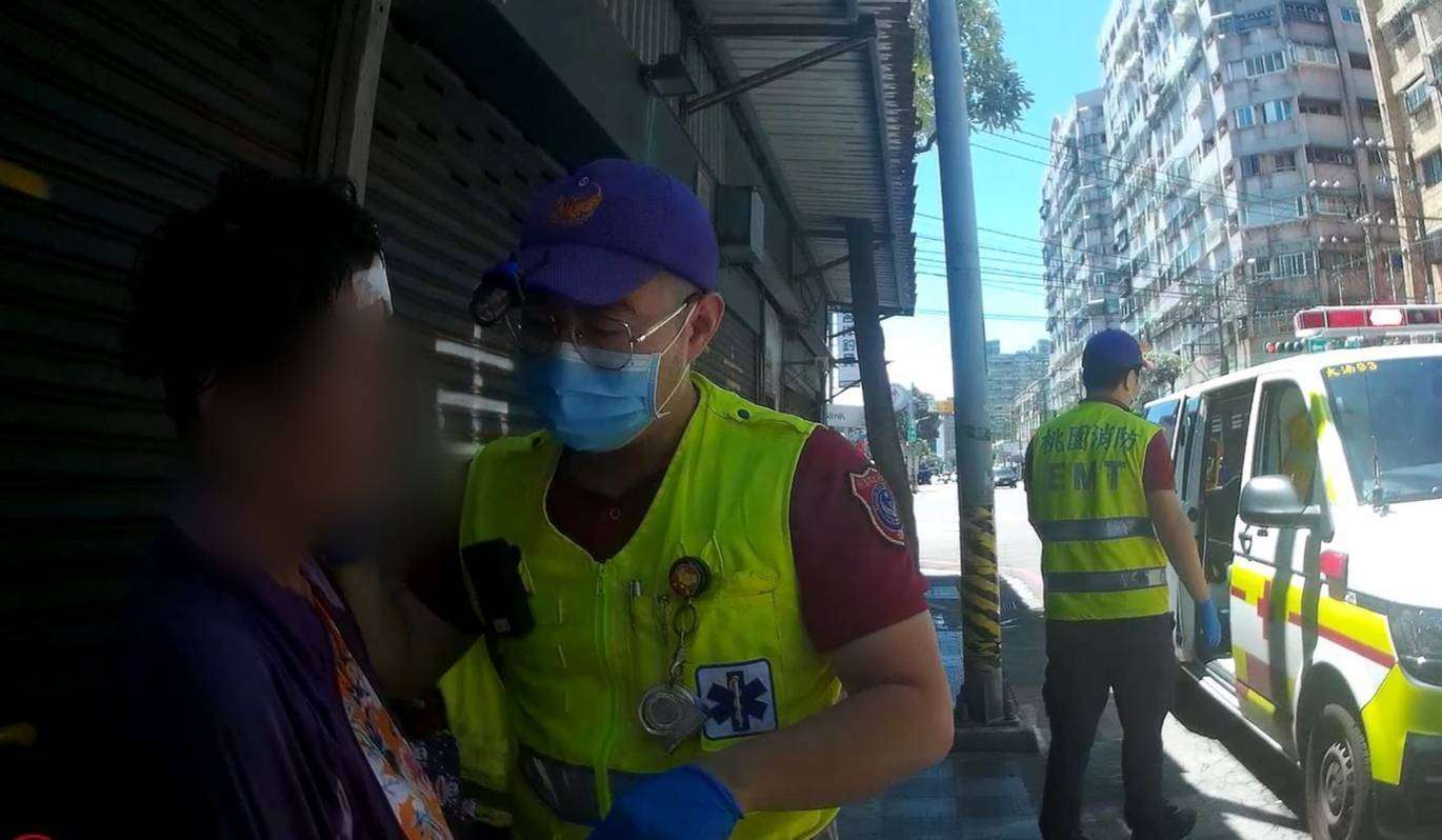 太熱了!七旬婦頭暈倒地受傷 八德暖警急救援護送返家 666145 0