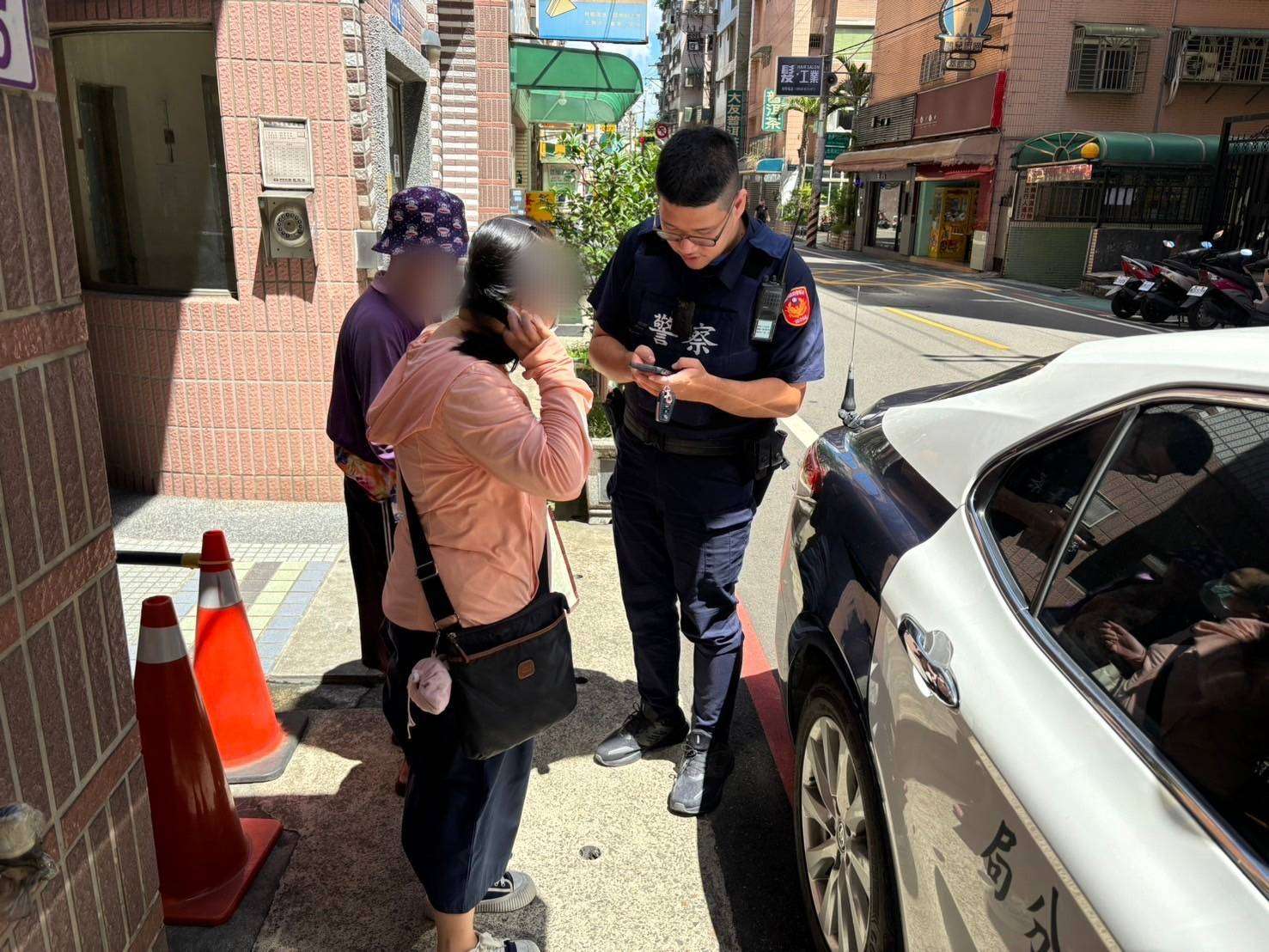 太熱了!七旬婦頭暈倒地受傷 八德暖警急救援護送返家 666147 0