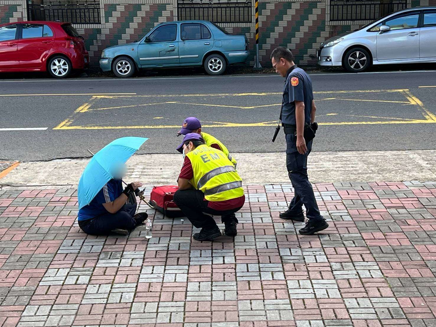 女1原因派出所前痛苦摀胸 八德警及時伸援助送醫 666971 0