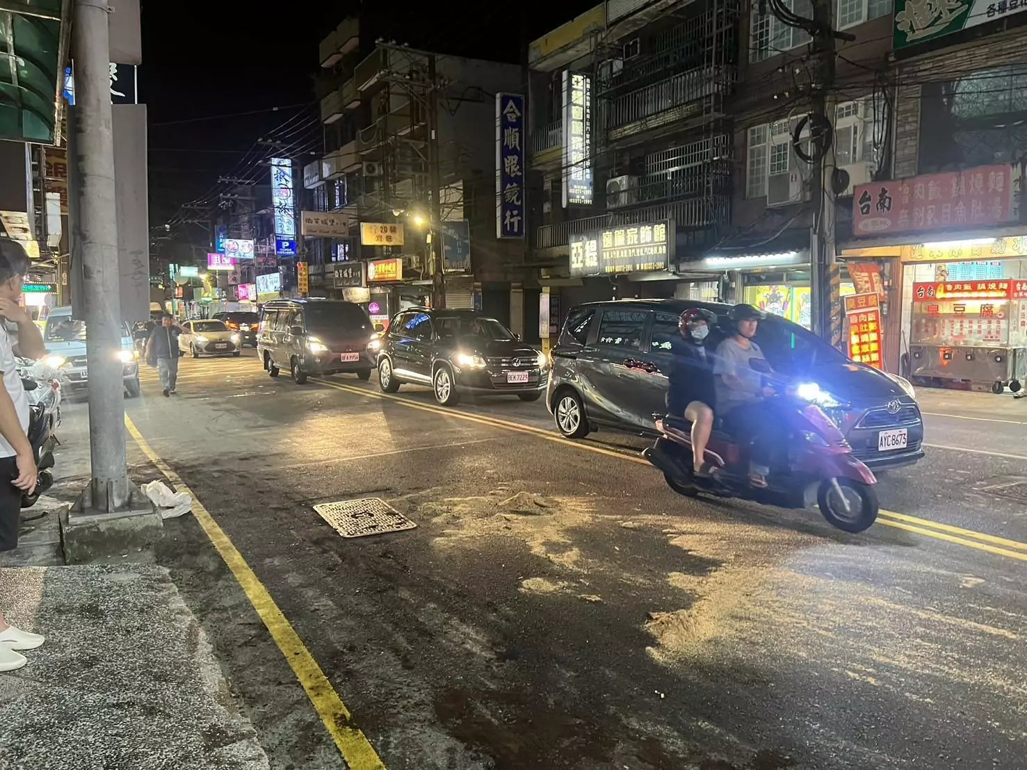 小客車「油漏滿地」 害女騎士慘摔、學生滑倒 小客車「油漏滿地」 害女騎士慘摔、學生滑倒