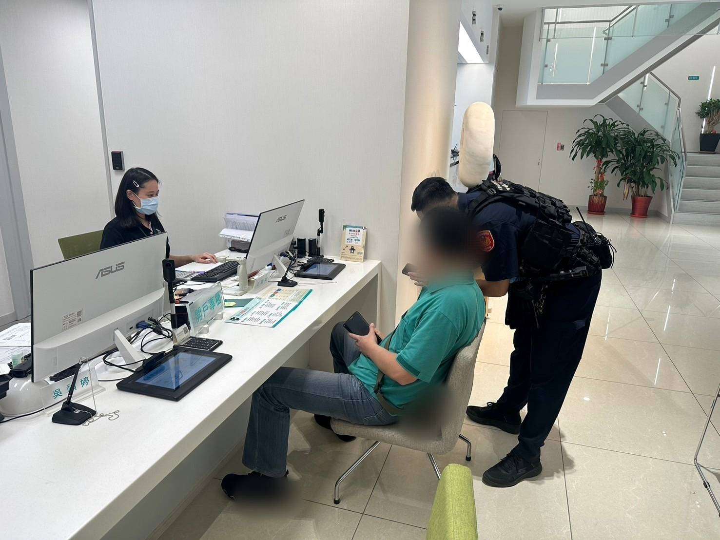 詐騙猖獗!2男接連遭銀行通報疑似受騙 八德警苦勸阻詐 671021 0