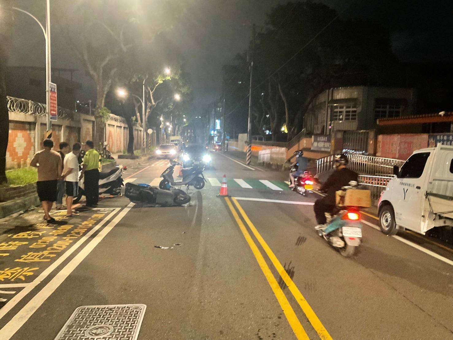 【有片】八德自小客超車不慎釀3傷 驚險畫面曝 674513 0