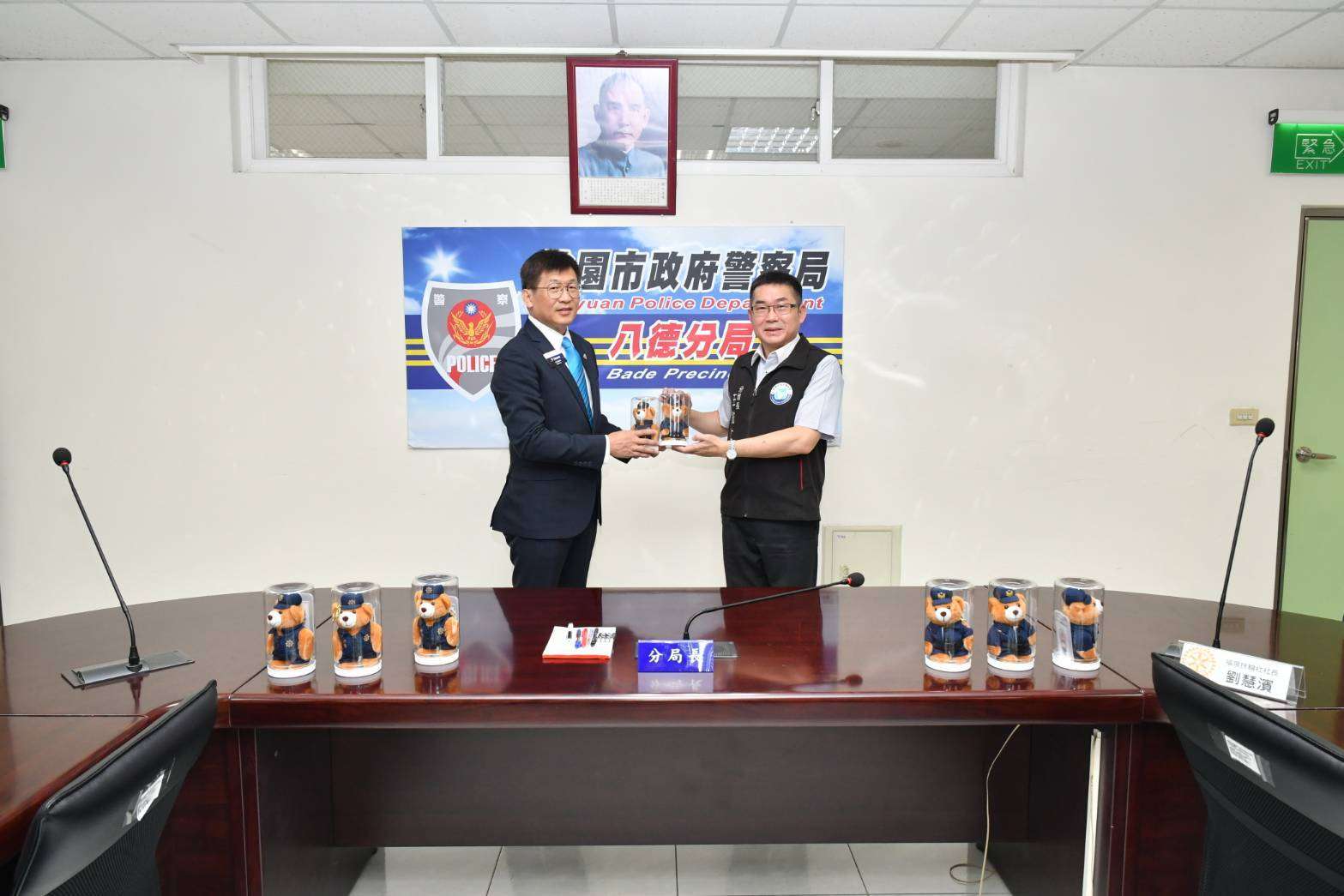 桃園福泉扶輪社捐贈「讚警小熊」與警聯手協力防騙 674606 0