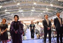 長庚科大開學典禮登場 小吃攤、賣場入駐迎新生