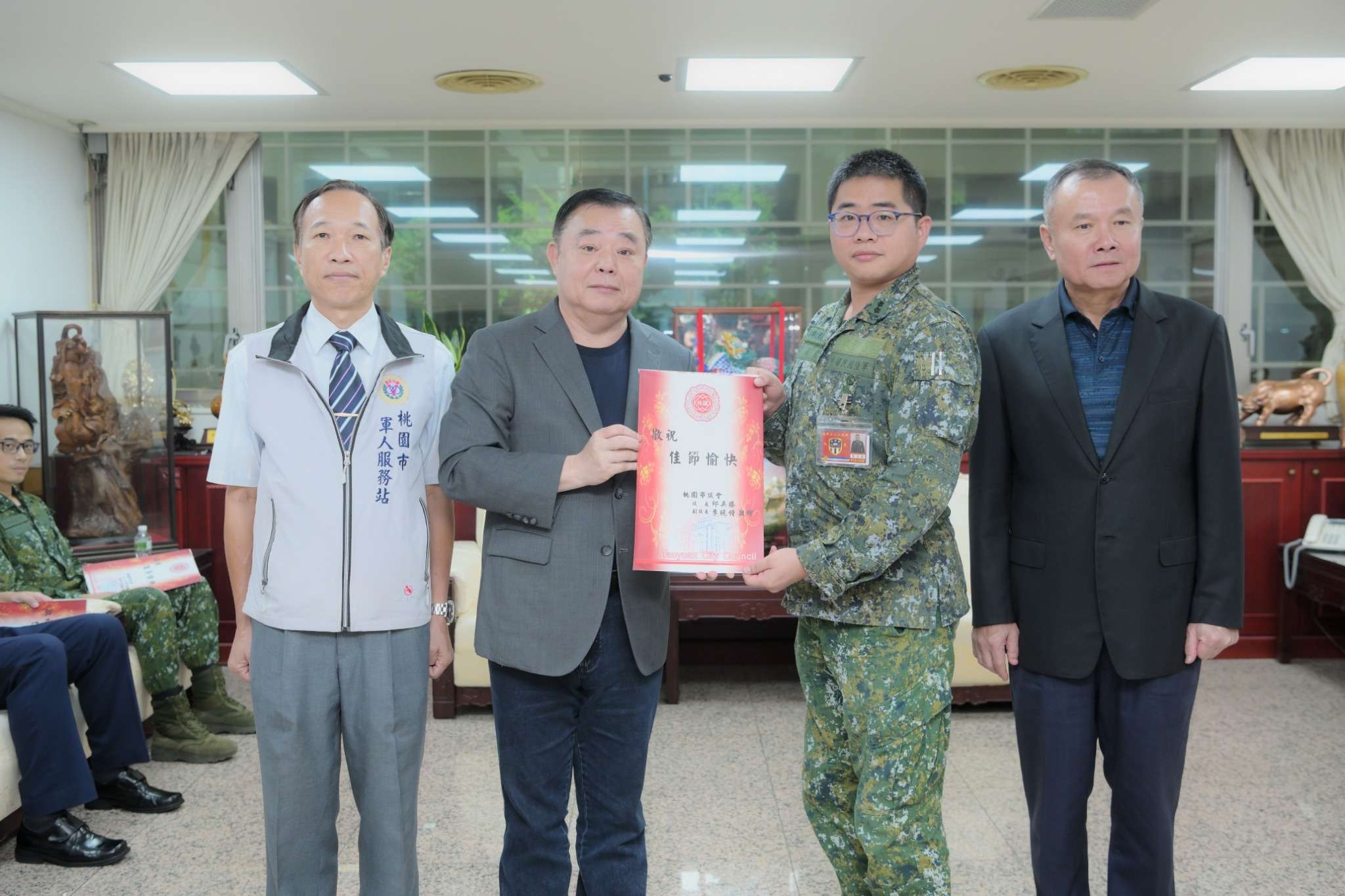 慰勞國軍無私奉獻 桃市議會中秋前夕致贈加菜金 78946556