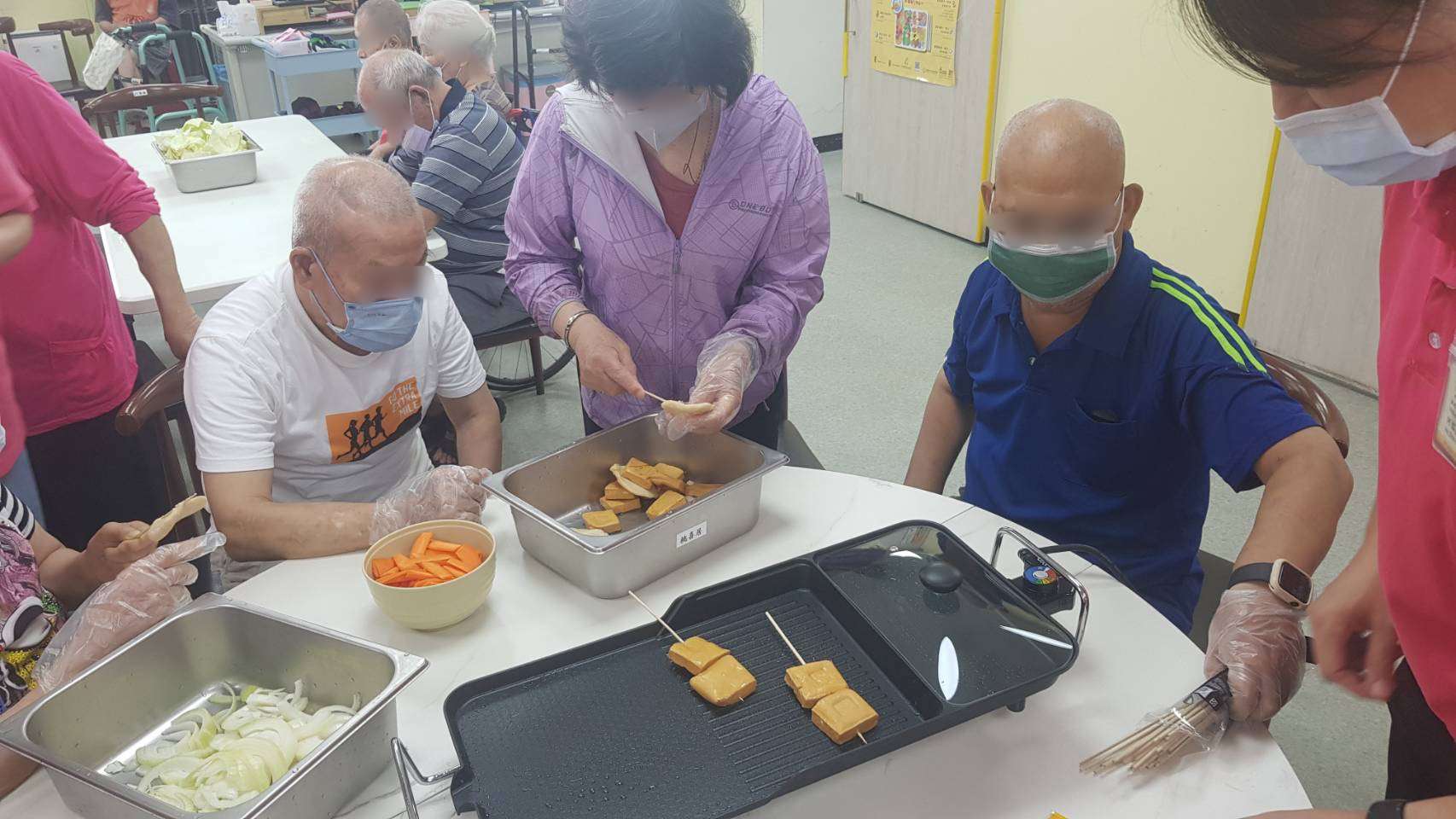 北榮桃分院「桃喜居」舉辦烤肉火鍋派對 長輩開心享用美食過中秋 846465 2
