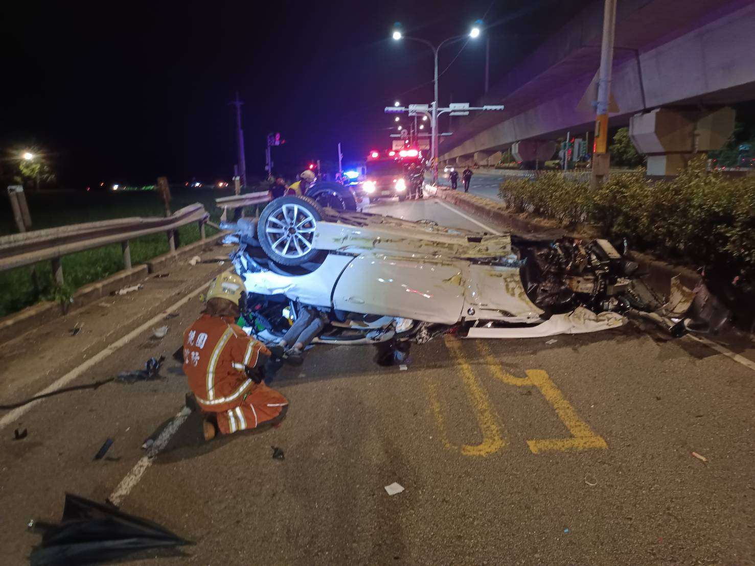 蘆竹自小客車失速自撞分隔島翻覆 37歲駕駛重傷送醫 850559