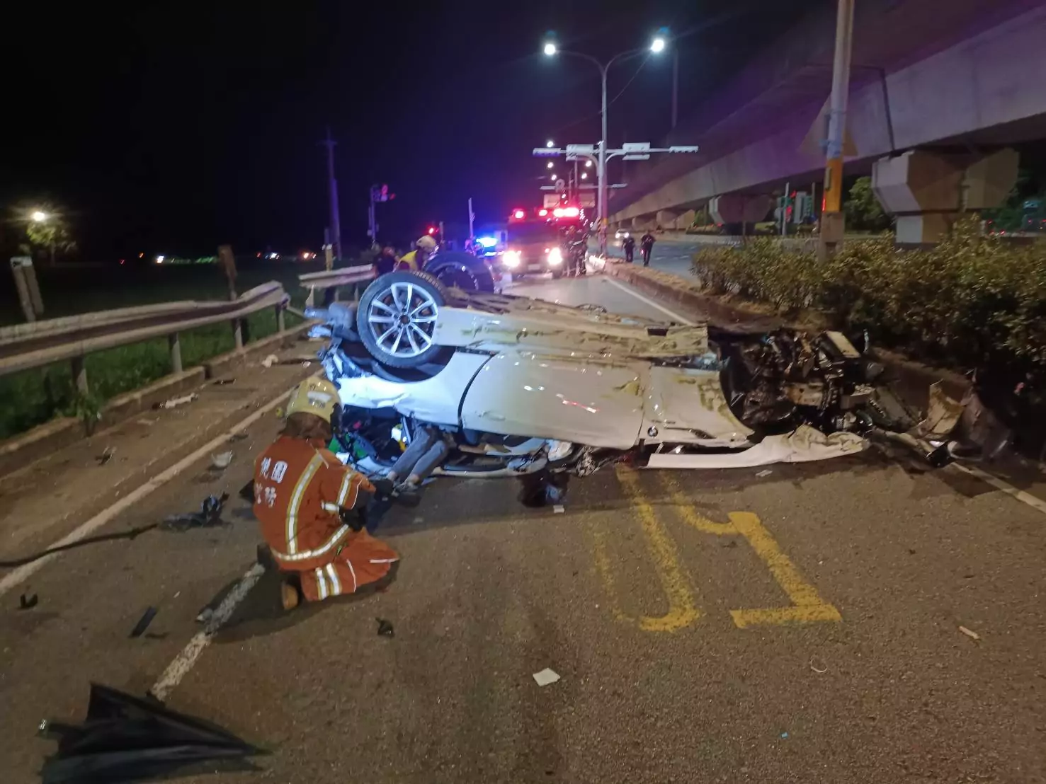 蘆竹自小客車失速自撞分隔島翻覆 37歲駕駛重傷送醫 蘆竹自小客車失速自撞分隔島翻覆 37歲駕駛重傷送醫