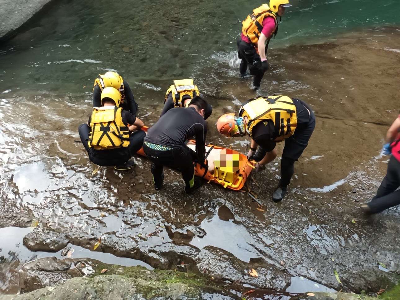桃市宇內溪玩水遭暗流捲入 20歲男送醫不治 S 103284786