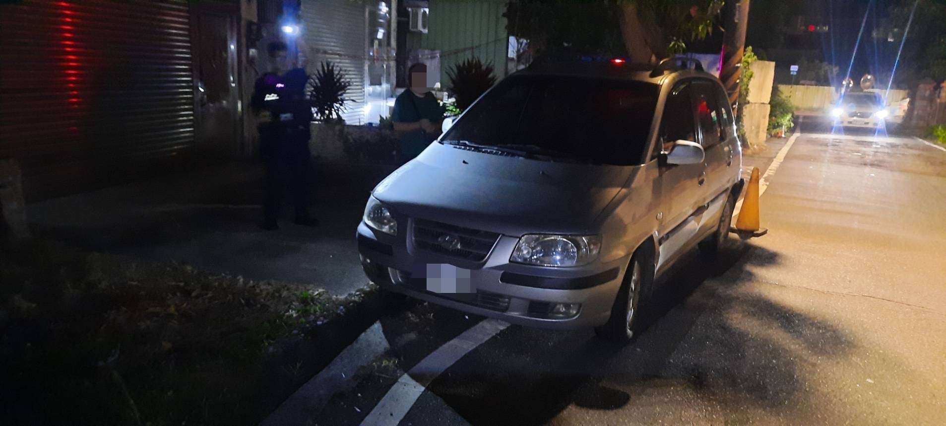 趕著去烤肉!車輪卡水溝動彈不得 大溪警即刻救援 S 103956550 0