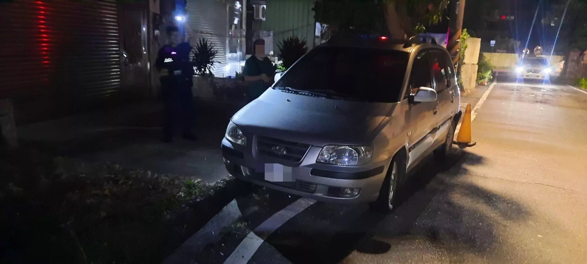 趕著去烤肉!車輪卡水溝動彈不得 大溪警即刻救援 S 103956550 0