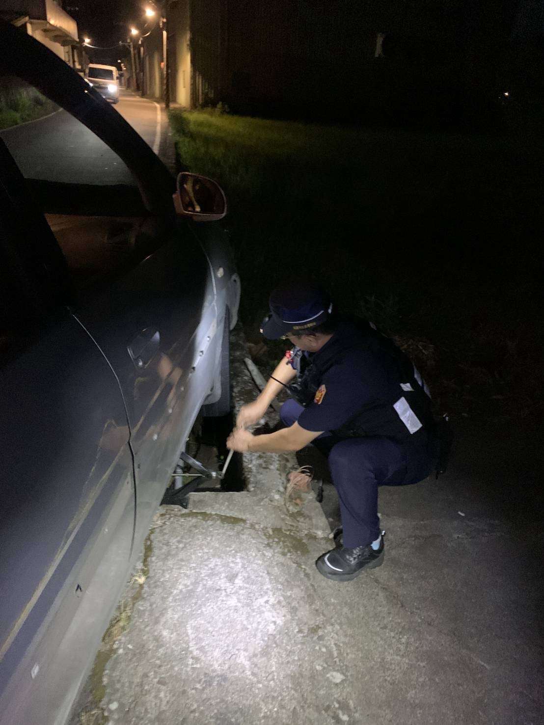 趕著去烤肉!車輪卡水溝動彈不得 大溪警即刻救援 S 103956551 0