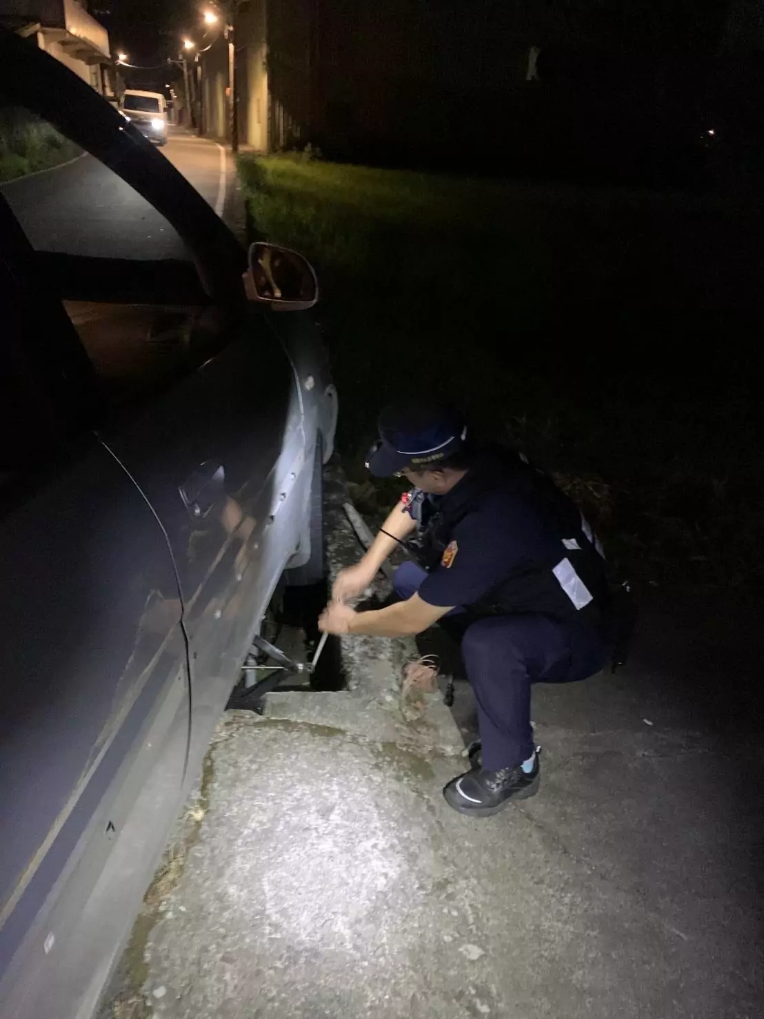 趕著去烤肉!車輪卡水溝動彈不得 大溪警即刻救援 S 103956551 0