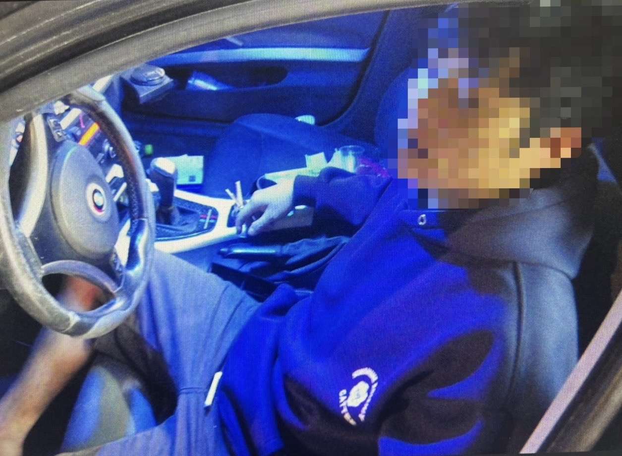 【有片】男倒車撞壞消防栓 警見車內「這東西」尷尬了 S 104046633