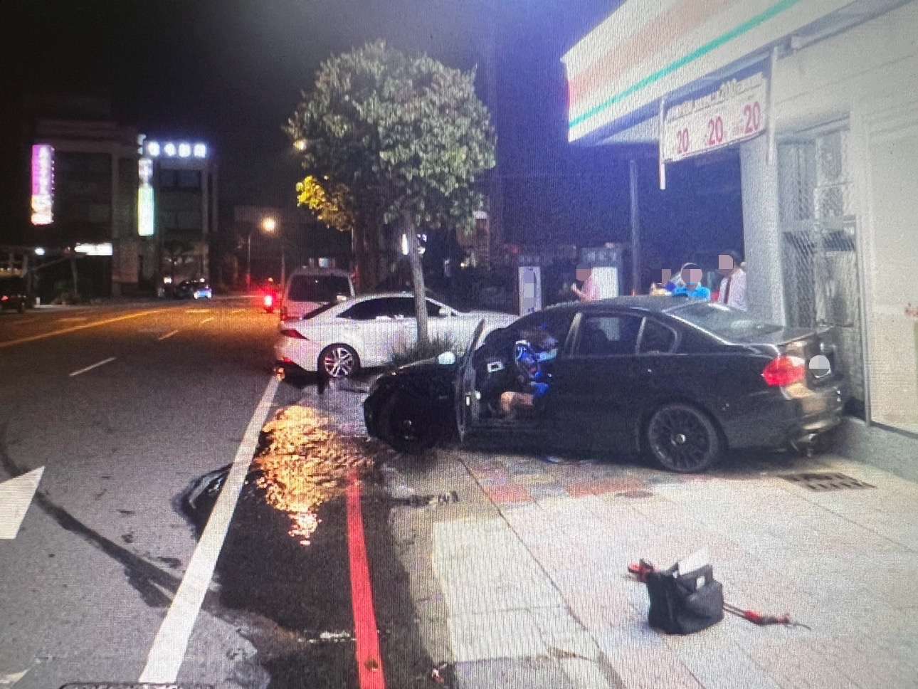 【有片】男倒車撞壞消防栓 警見車內「這東西」尷尬了 S 104046635