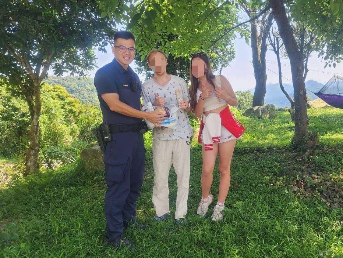 台灣最美的風景!俄籍旅客迷途 龍潭警及時伸援 S 11444465 0