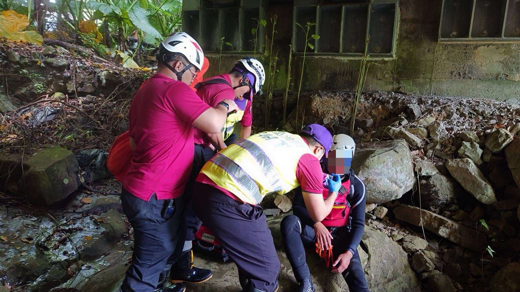 山羊峽谷溯溪1人墜谷 桃消復興分隊涉水救援 S 11633320