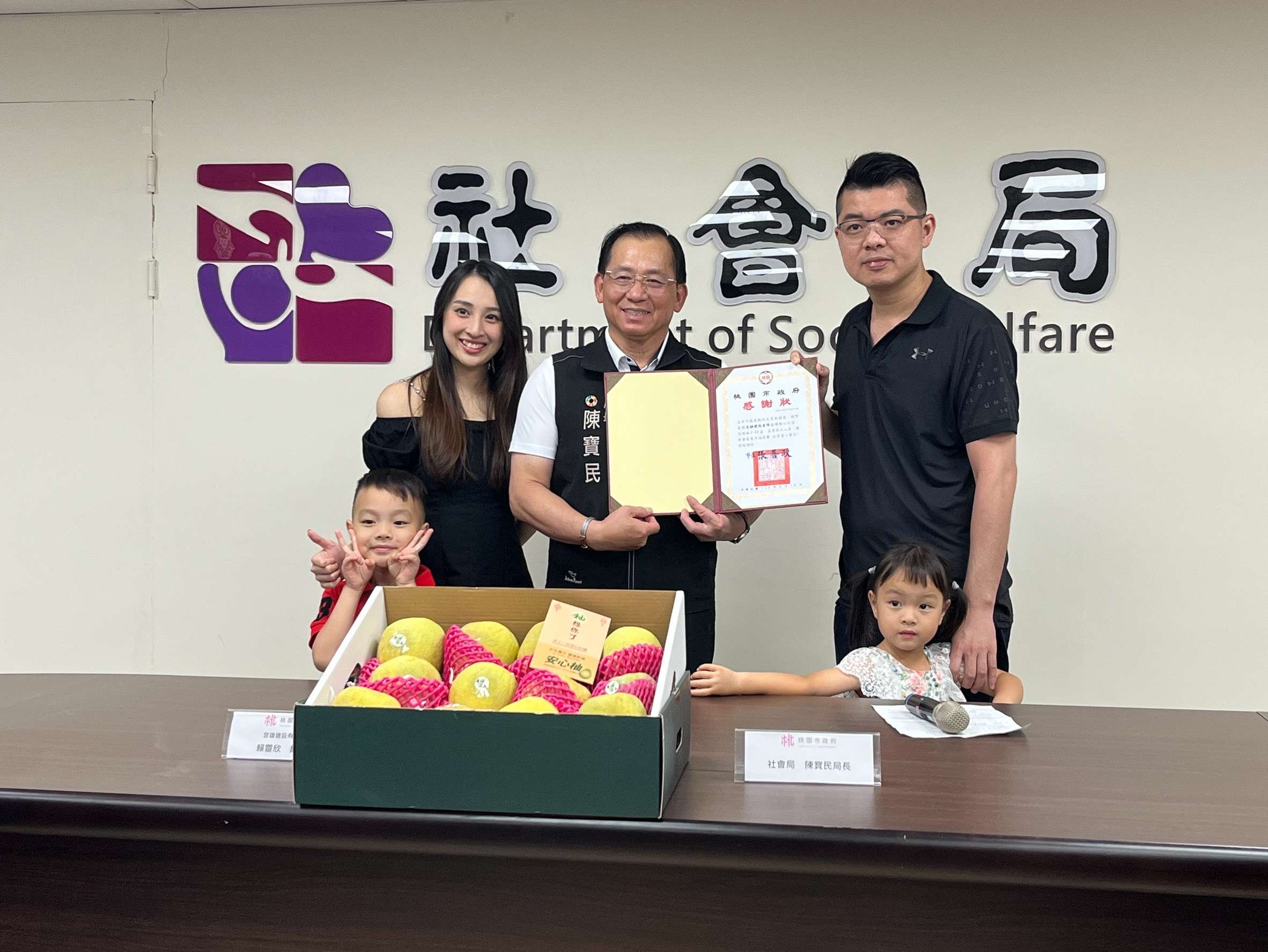 建設公司捐100份柚子禮盒 祝桃市社工中秋節快樂 S 117964878 0