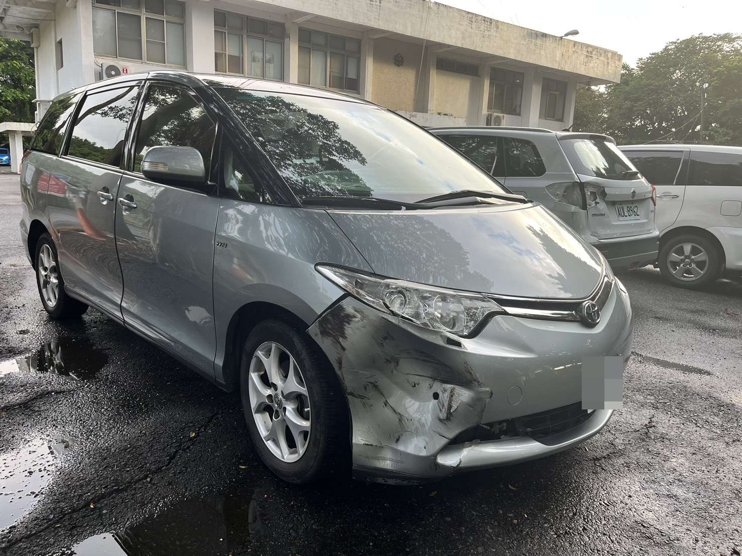 【有片】天雨路滑!國2小貨車失控猛撞內、外側護欄 2車無辜遭波及 S 135553051 0