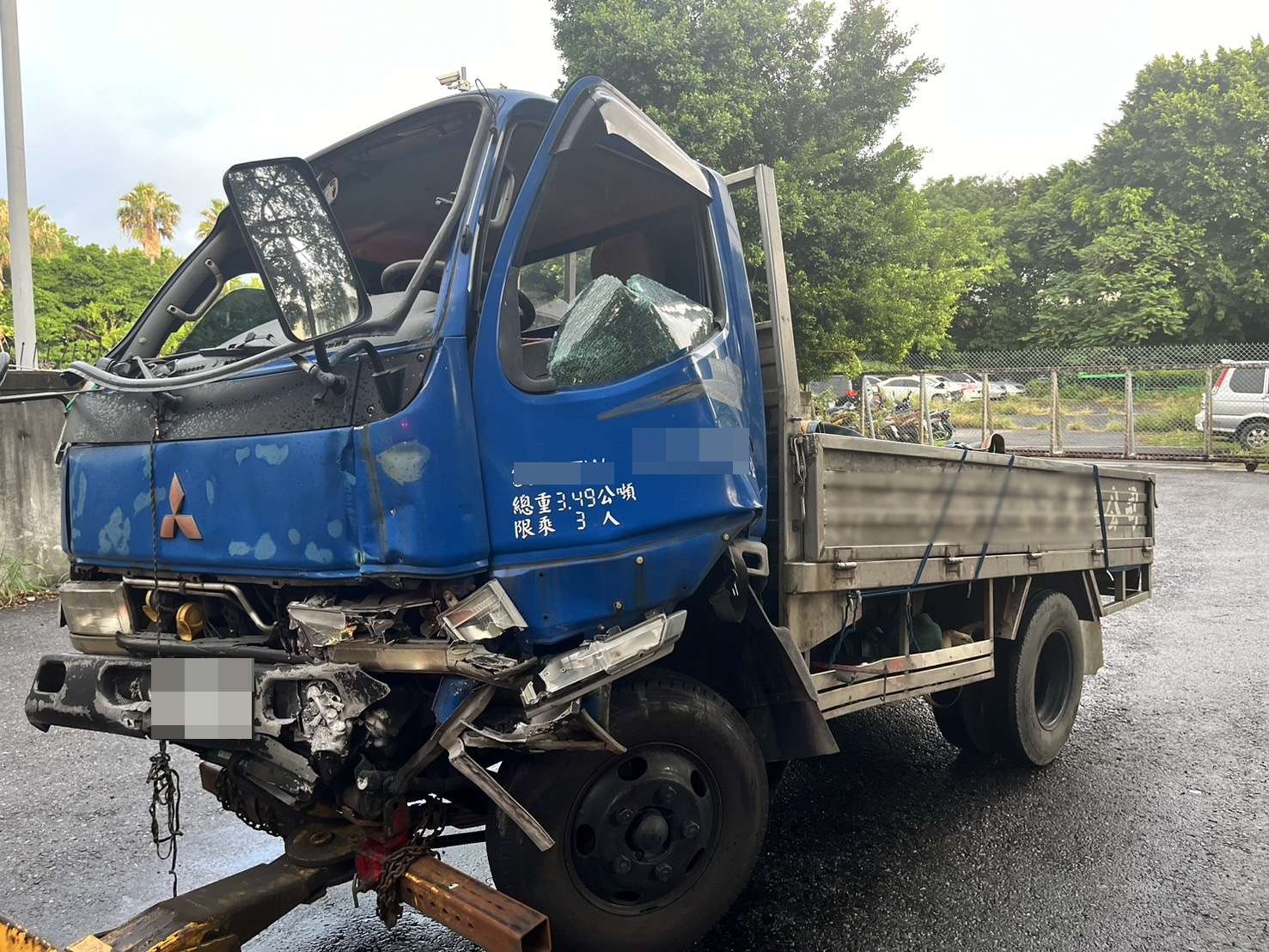 【有片】天雨路滑!國2小貨車失控猛撞內、外側護欄 2車無辜遭波及 S 135553059 0