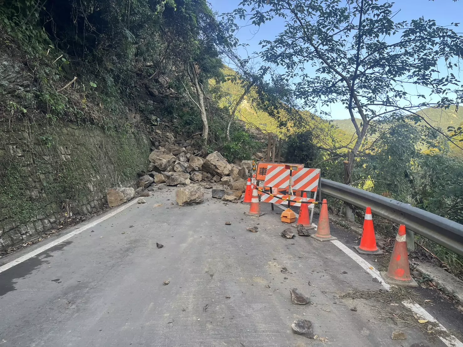 復興區台7線聯外道路土石崩塌 逾300人受困全力搶通中 復興區台7線聯外道路土石崩塌 逾300人受困全力搶通中