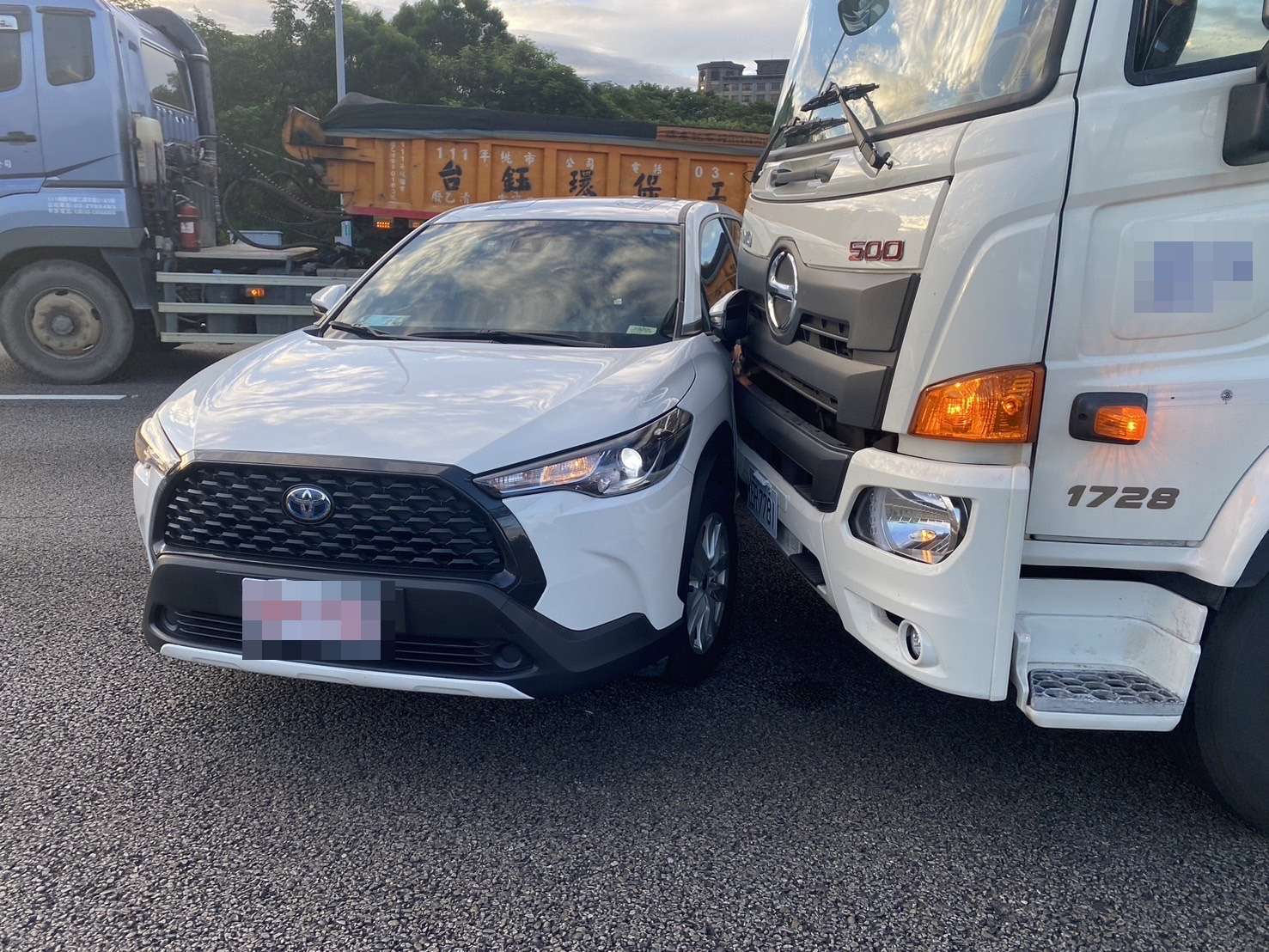 【有片】大貨車國道超車不成竟惡意逼車 小客車遭撞爛畫面曝光 S 169435189