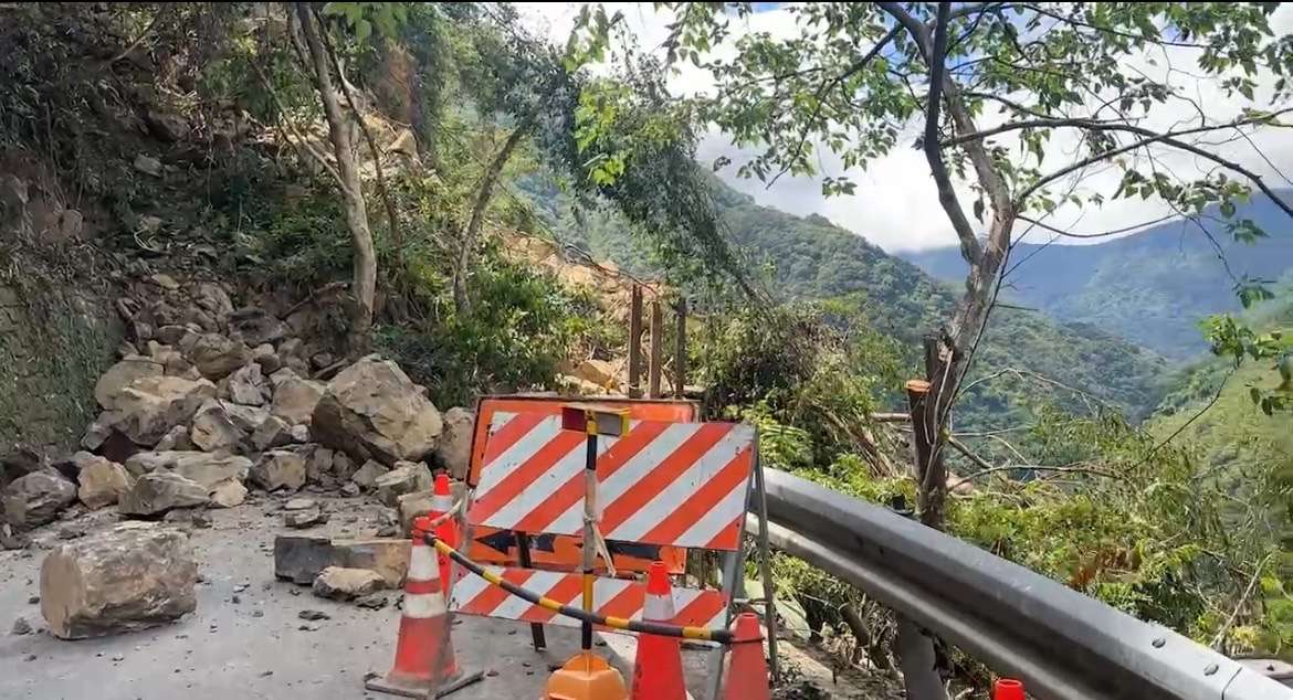 【有片】復興區雪霧鬧道路坍方383人受困 市府提前搶通開放試行 S 20905987 0
