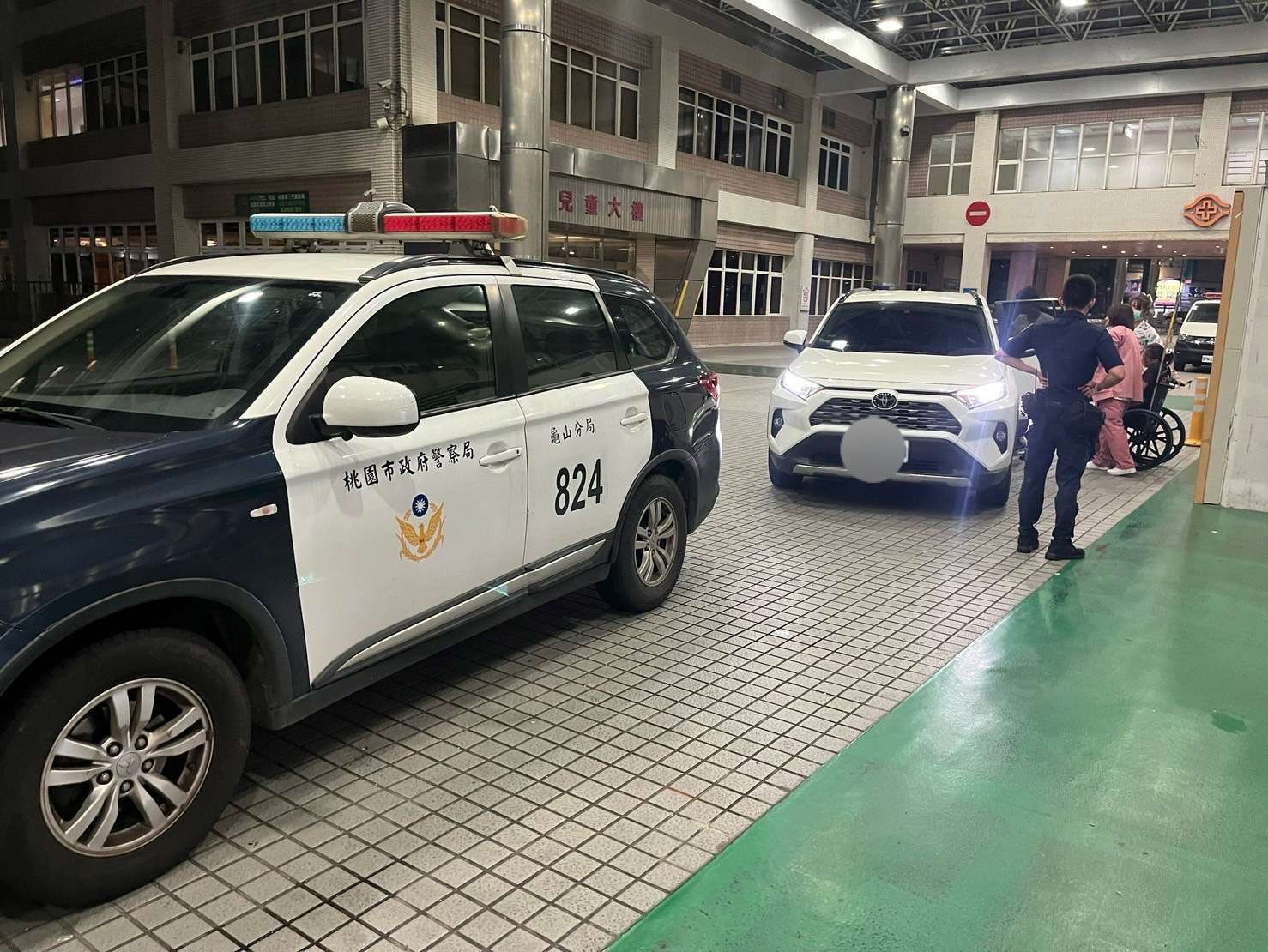 老婆要生了!男急衝派出所求援 龜山暖警開道護送助順產 S 360874129