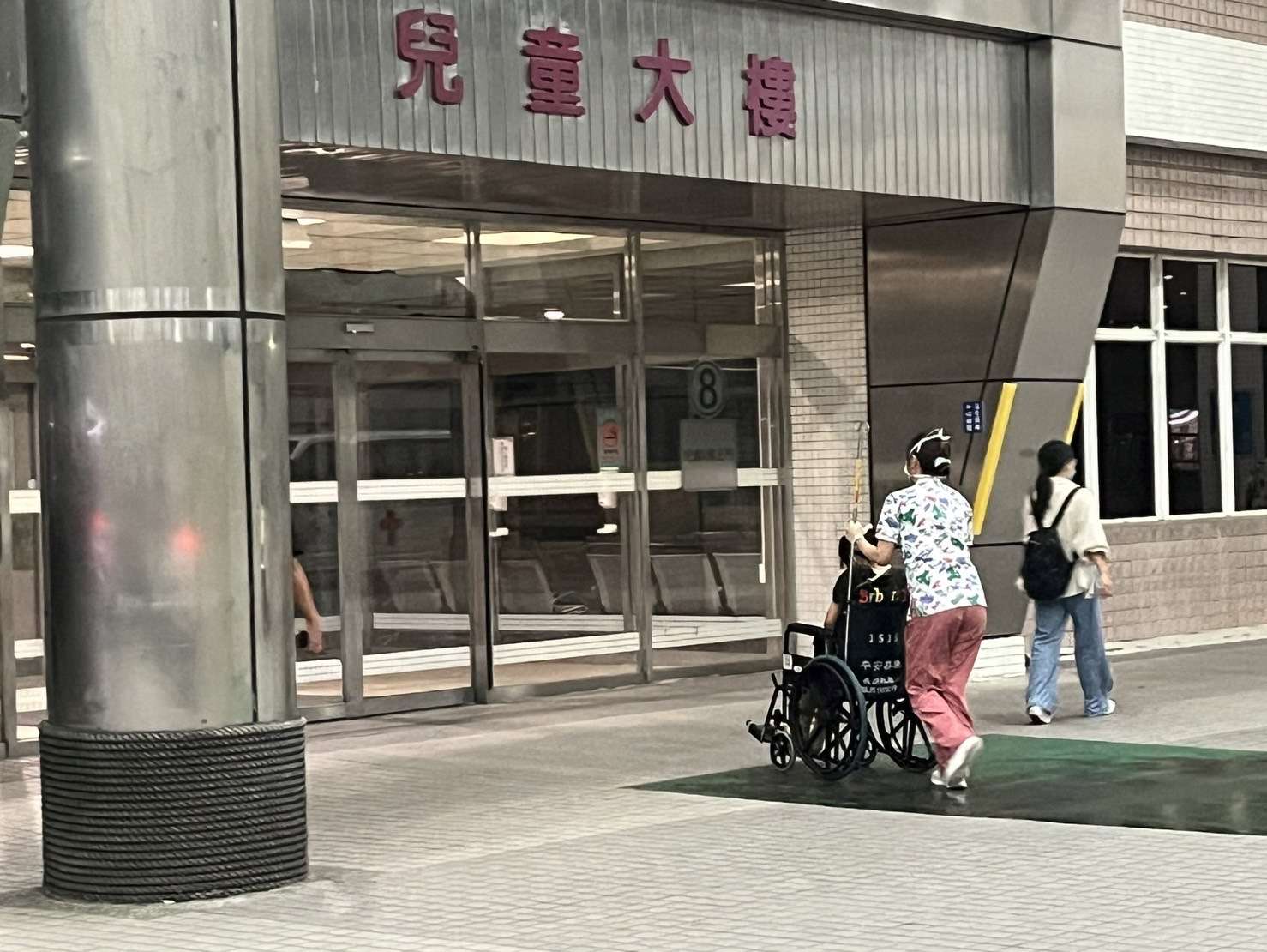 老婆要生了!男急衝派出所求援 龜山暖警開道護送助順產 S 360874131