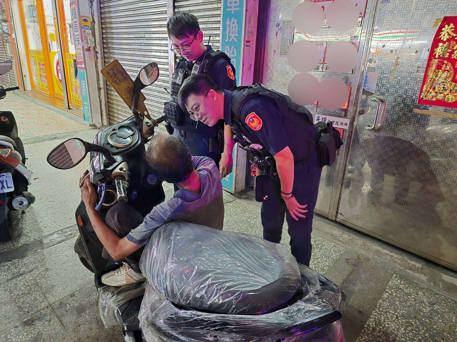 失智迷途六旬翁躲騎樓休息 龜山暖警調閱監視器平安尋回 S 361316503