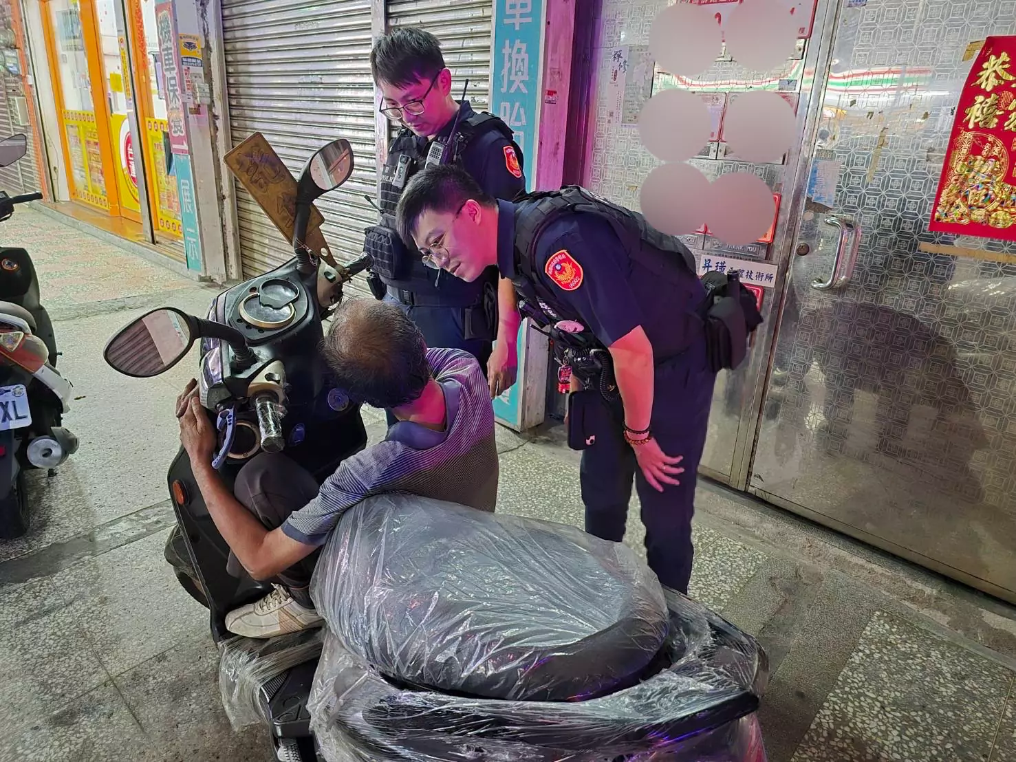 失智迷途六旬翁躲騎樓休息 龜山暖警調閱監視器平安尋回 S 361316503