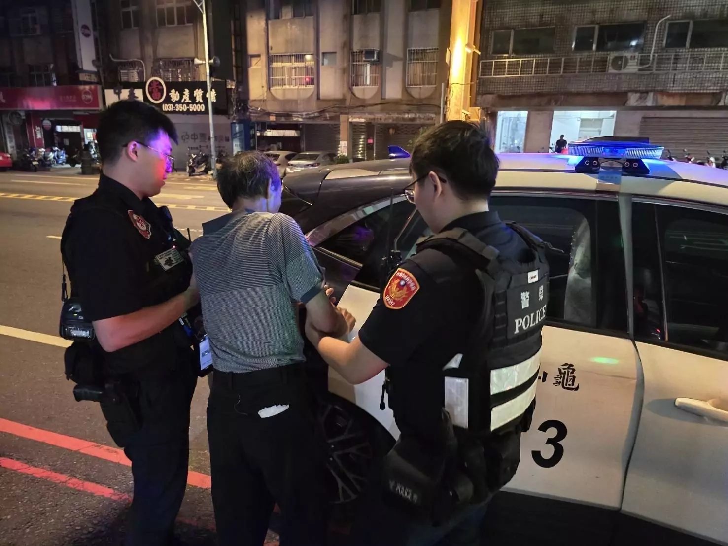 失智迷途六旬翁躲騎樓休息 龜山暖警調閱監視器平安尋回 S 361316506