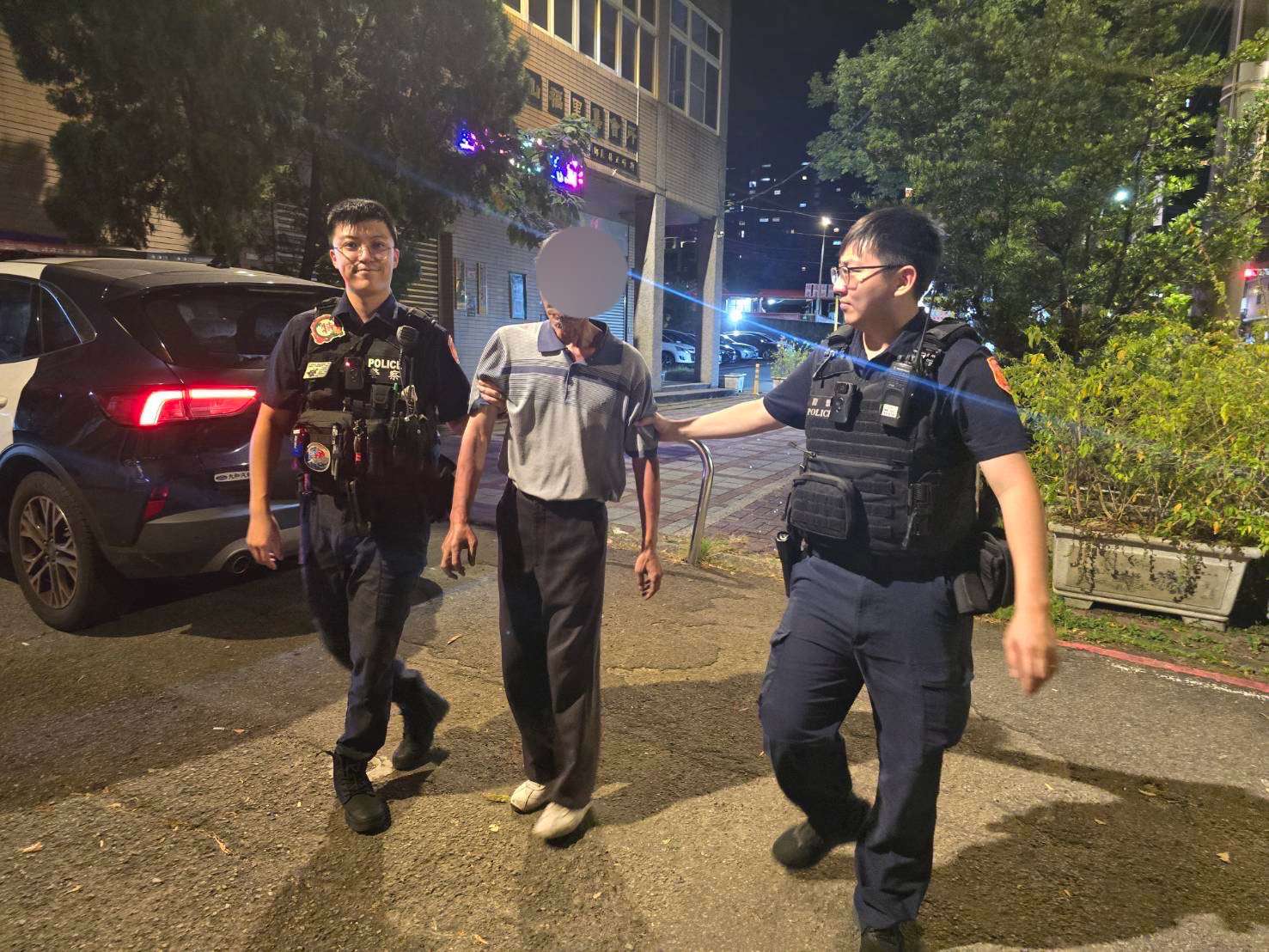 失智迷途六旬翁躲騎樓休息 龜山暖警調閱監視器平安尋回 S 361316508